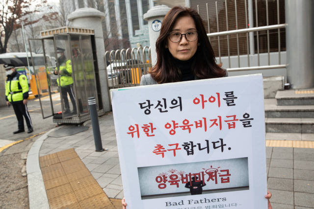 ▲ 이영 양육비해결총연합회 대표가 2019년 12월 10일 경찰청 앞에서 양육비 관련 법안 제정을 위해 한 언론사와 인터뷰를 하고 있다. ⓒ주용성