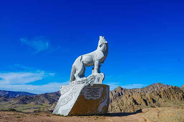 열트산 정상부의 늑대 동상.