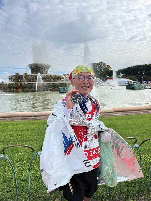 세계 6대 마라톤 중 하나인 시카고 마라톤에 출전해 완주 메달을 받았다. 그는 6대 마라톤 완주도 목표로 삼고 있는데 현재 도쿄와 뉴욕, 런던 3개 대회만 남겨두고 있다.