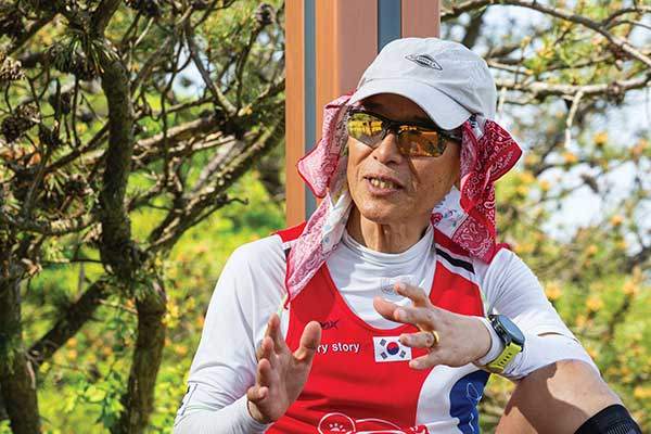 백양산 애진봉 정자에서 인터뷰 중인 안씨.