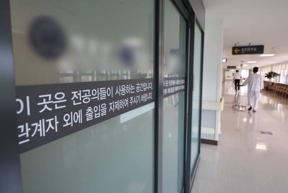 전공의 사직 처리 ‘D-1’…얼마나 돌아올까 - 전공의 최종 사직 처리 마감이 하루 앞으로 다가오면서 다섯 달째 병원을 떠나 있는 전공의들이 얼마나 복귀할지에 관심이 쏠린다. 사진은 14일 서울의 한 병원 전공의 전용공간. 2024.7.14 연합뉴스