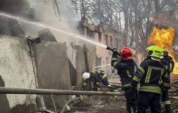 지난 3월 15일 우크라이나 오데사의 구조대원들이 러시아의 미사일 공격으로 파괴된 건물을 진화하고 있다. EPA 연합뉴스 자료사진