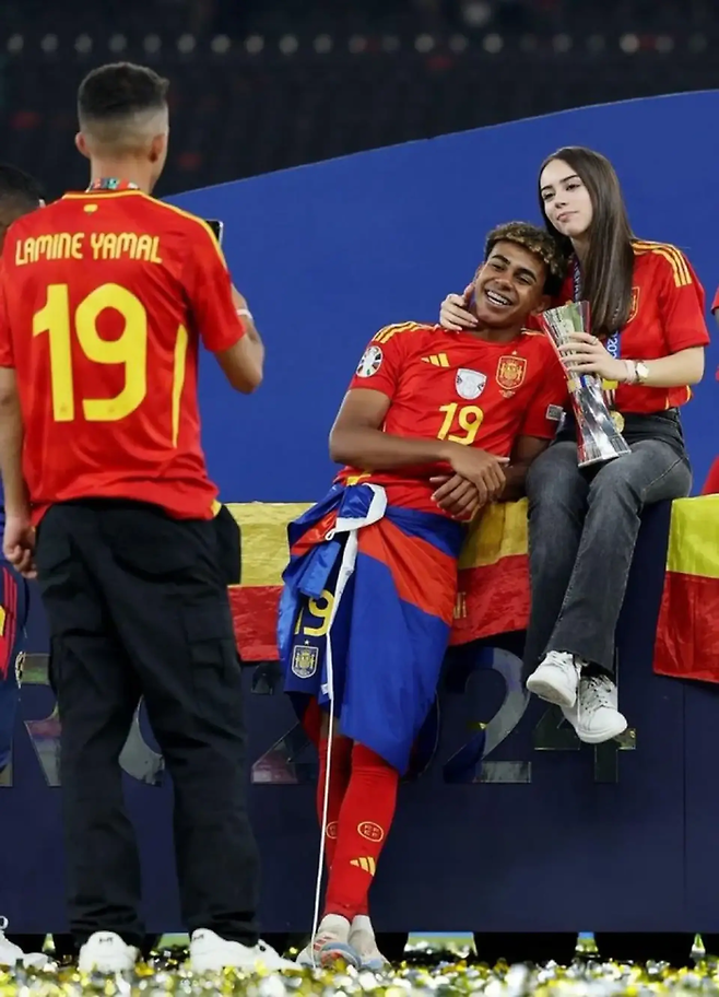 스페인 라민 야말이 유로2024 우승 후 여자친구와 함께 기념사진을 찍고 있다. 사진찍는 사람은 야말의 아버지다. 트리뷰나 캡처