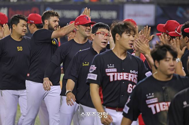 KIA 선수들이 지난 11일 잠실 LG전 승리 뒤 하이파이브 하고 있다. KIA 타이거즈 제공