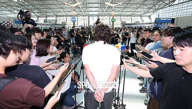 ▲ 한국 축구대표팀의 홍명보 감독은 15일 오전 9시 30분 인천국제공항을 통해 유럽으로 출국했다. 출국 이유는 외국인 코치 선임이었다. 홍명보 감독은 이제 유렵으로 넘어가 대표팀에서 자신을 보좌할 외국인 코치를 찾는다. ⓒ곽혜미 기자