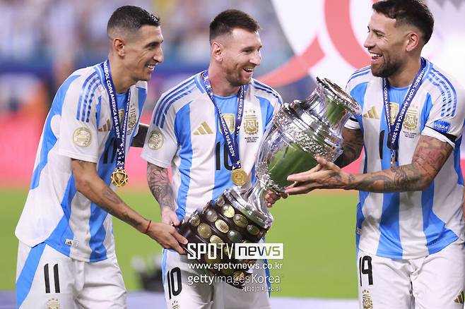 ▲ 리오넬 메시가 경기 중 부상으로 빠졌다. 위기였지만 아르헨티나는 정상을 지켰다. 직전 코파 아메리카와 월드컵에 이어 메이저 대회 3회 연속 우승이다. 아르헨티나는 코파 아메리카 통산 16회 우승 금자탑을 쌓았다. 메시는 후반 18분 오른쪽 발목 부상으로 그라운드를 나갔다. 벤치에서 펑펑 울며 안타까움을 자아냈다. 하지만 라우타로 마르티네스의 결승골이 아르헨티나와 메시를 살렸다. 이로써 메시는 또 하나의 우승컵을 추가했다.