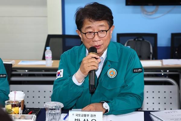 박상우 국토교통부 장관이 12일 서울 강동구 천호4촉진구역 도시환경정비 사업현장에서 열린 '장마철 건설현장 관계부처 합동 점검 간담회'에서 인사말을 하고 있다.[사진=뉴시스]