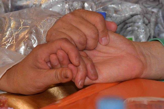 2018년 8월 20일 금강산호텔에서 열린 제21차 남북 이산가족 단체상봉 행사에서 가족들이 만나 손을 꼭 잡고 있다. 사진공동취재단