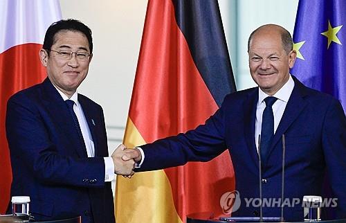 악수하는 日·獨 정상 (베를린 AFP=연합뉴스) 기시다 후미오 일본 총리(왼쪽)와 올라프 숄츠 독일 총리가 12일(현지시간) 독일 베를린 총리실에서 악수하고 있다. 2024.7.13