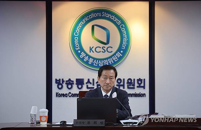 방심위 전체 회의 주재하는 류희림 위원장 (서울=연합뉴스) 박동주 기자 = 류희림 방송통신심의위원장이 15일 오후 서울 양천구 목동 방송통신심의위원회 대회의실에서 열린 전체 회의를 주재하고 있다. 2024.4.15 pdj6635@yna.co.kr