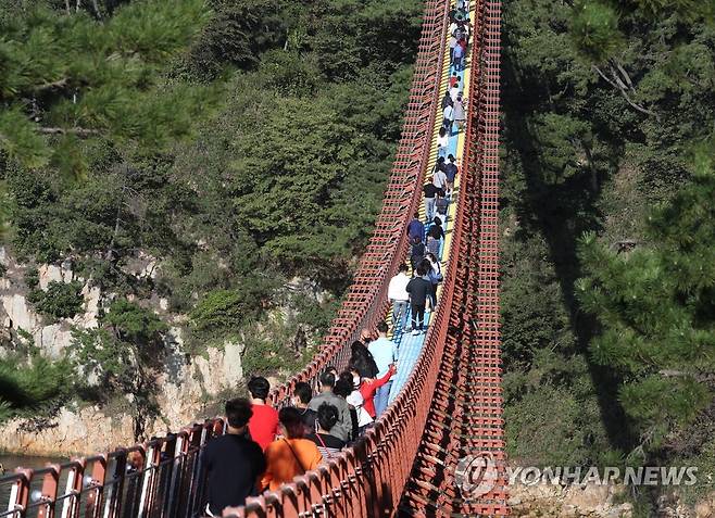 대왕암공원 출렁다리 건너는 시민들 [연합뉴스 자료사진]