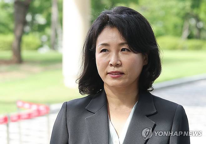 법원 들어서는 김혜경 씨 (수원=연합뉴스) 홍기원 기자 = 2022년 제20대 대통령 선거와 관련한 공직선거법 위반 혐의로 재판에 넘겨진 더불어민주당 이재명 전 대표의 배우자 김혜경 씨가 10일 오전 경기도 수원시 영통구 수원지방법원에서 열리는 공판에 출석하고 있다. 2024.7.10 xanadu@yna.co.kr