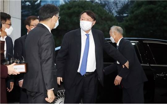 <2022년 12월, 직무배제됐던 윤석열 당시 검찰총장이 대검찰청으로 복귀하는 모습. 차 뒷문을 잡고 있는 이가 유연호 실장이다. 차 문을 열어주는 ‘의전’으로 보이지만, 실제론 주위 상황을 살피는 ‘경호’에 가까운 업무다. 뉴스1>