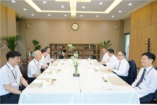 <이원석 검찰총장은 지난달 26일 대검 방호행정관들을 불러 유 전 실장의 퇴임을 축하했다. 이 총장도 9월 퇴임을 앞두고 있다.>