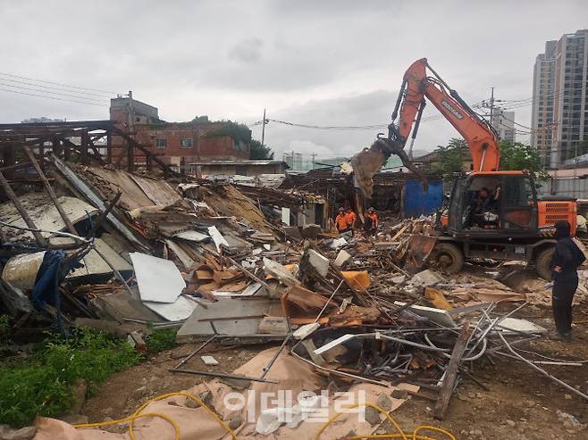 16일 성남 성호시장 내 건물 철거작업 중 붕괴현장에서 매몰자를 구조하기 위한 작업이 진행되고 있다.(사진=경기도소방재난본부)