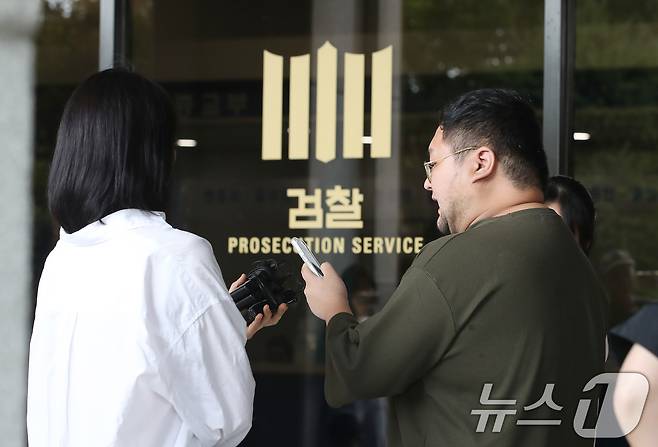 구독자 1000만여 명을 보유한 유튜버 쯔양(본명 박정원)의 과거를 폭로하겠다고 협박한 혐의로 고발당한 유튜버 구제역(본명 이준희)이 15일 오후 서울 서초구 서울중앙지검에 자진 출석하며 취재진의 질문에 답하고 있다. 2024.7.15/뉴스1 ⓒ News1 임세영 기자