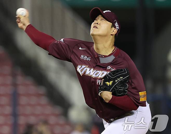 16일 오후 서울 송파구 잠실야구장에서 열린 프로야구 '2024 신한 SOL 뱅크 KBO리그' 키움 히어로즈와 LG 트윈스의 경기, 6회말 키움 조상우가 팀의 두 번째 투수로 등판해 힘차게 공을 던지고 있다. 2024.5.10/뉴스1 ⓒ News1 김진환 기자