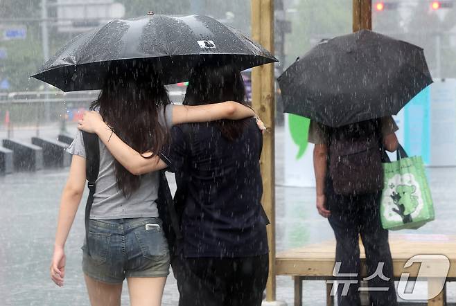 전국적으로 장맛비가 내리는 16일 오후 서울 광화문네거리에서 우산 쓴 시민들이 발걸음을 재촉하고 있다. 2024.7.16/뉴스1 ⓒ News1 이동해 기자