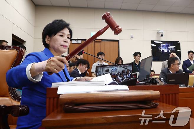 최민희 국회 과학기술정보방송통신위원장이 16일 서울 여의도 국회에서 열린 과방위 전체회의에서 이진숙 방송통신위원장 후보자에 대한 인사청문회 실시 계획안 가결을 알리며 의사봉을 두드리고 있다. 이날 회의에서는 이진숙 방통위원장 후보 인사청문회를 오는 24~25일 이틀간 실시하기로 했다. 2024.7.16/뉴스1 ⓒ News1 김민지 기자