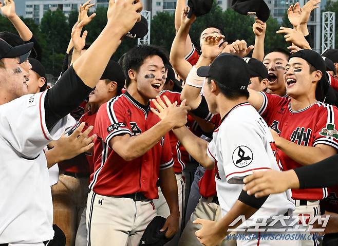 16일 서울 목동야구장에서 열린 제79회 청룡기 전국고교야구선수권대회 전주고와 마산용마고의 결승전. 전주고가 승리한 가운데 전주고 정우주와 마산용마고 김주영이 악수하고 있다. 목동=정재근 기자 cjg@sportschosun.com/2024.7.16/