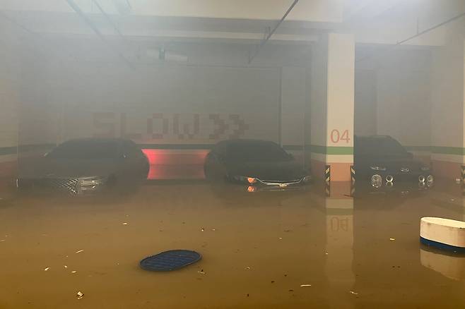 남해안에 강하고 많은 비가 내린 16일 오전 전남 완도군 완도읍 한 아파트 지하주차장이 침수돼 차량 일부가 흙탕물에 잠겨 있다./전남 완도소방서