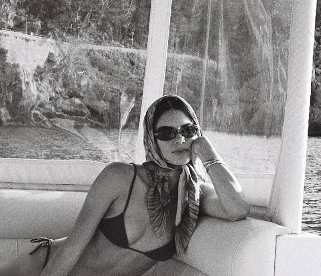 휴가지에서 50년대 레트로 무드로 헤드 스카프를 연출한 켄달 제너. @kendalljenner