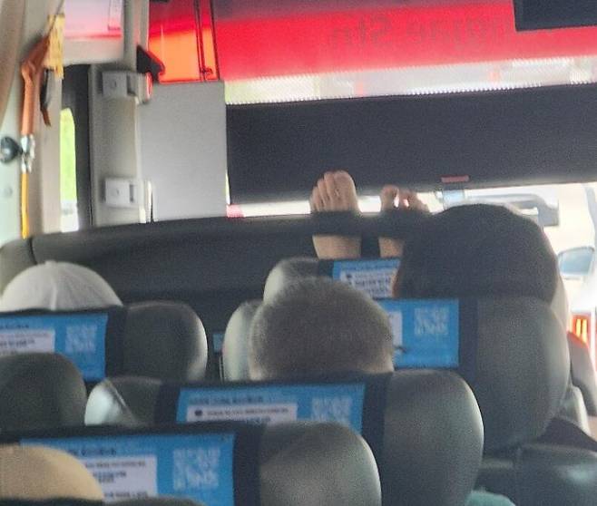 공항 리무진버스 운전석 등받이 위에 맨발을 올려놓은 승객. / 보배드림