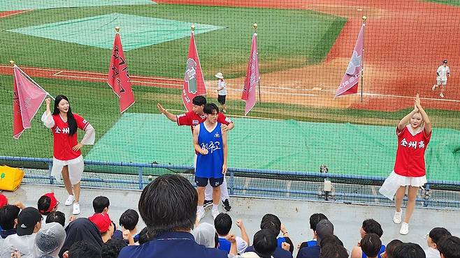 16일 서울 목동야구장에서 열린 제79회 청룡기 전국고교야구선수권대회 겸 주말리그 왕중왕전 전주고와 마산용마고의 결승전 경기를 앞두고 1루쪽 전주고 응원석 쪽에서 일일 전주고 응원단으로 섭외된 LG트윈스 응원단과 전주고 학생들이 열 띤 응원을 펼치고 있다./배준용 기자