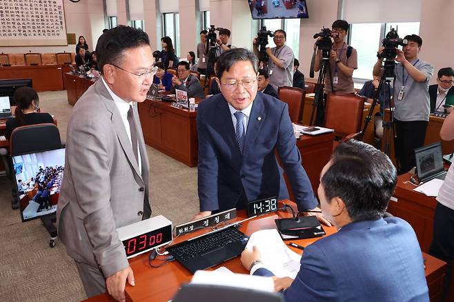 더불어민주당 소속 정청래 국회 법제사법위원장이 16일 법사위 전체회의에서 ‘윤석열 대통령 탄핵소추안 발의요청 청원 청문회’의 증인 추가 출석 요구 건을 두고 여야 간사인 국민의힘 유상범(왼쪽), 민주당 김승원(오른쪽) 의원과 대화하고 있다. /연합뉴스