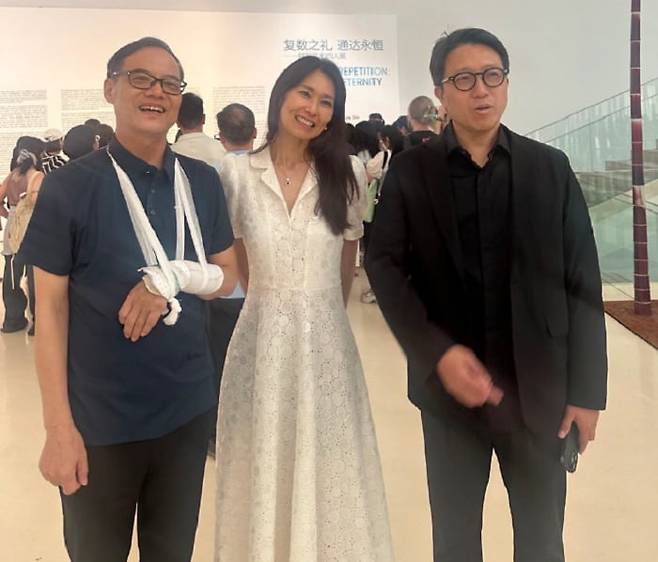 사진 = 왼쪽부터 Deputy Director of CAFAM and curator Chunchen Wang 카파뮤즘 왕춘센 큐레이터 오른쪽: Deputy Director of CAFAM Gao Gao 카파뮤즘 관장 가오가오