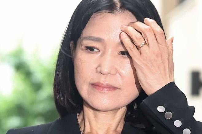 이진숙 방송통신위원장 내정자가 8일 오전 경기 과천시의 한 오피스텔에 마련된 청문회 준비 사무실로 출근하며 머리를 쓸어올리고 있다. /뉴스1