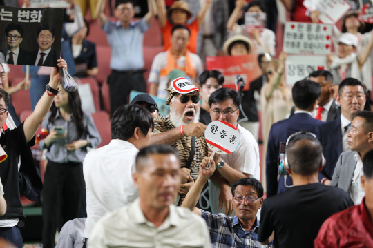 지난 15일 국민의힘 전당대회 대전·세종·충북·충남 합동연설회가 열린 천안종합운동장 유관순체육관에서 일부 청중들이 말다툼을 벌이고 있다. 김영태 기자