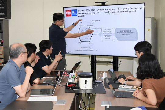 ETRI 연구진이 국제표준으로 제정된 '데이터 분석 및 머신러닝을 위한 데이터 품질 표준'에 대해 논의를 하고 있다. ETRI