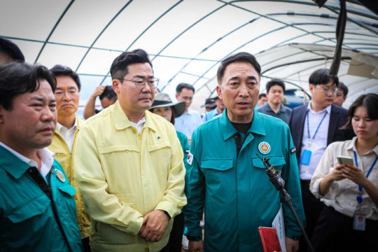 더불어민주당 지도부는 부여군 세도면 청포리 수해농가를 방문해 집중호우로 인한 수해 현장을 점검하고 피해지역의 농가, 주민께 조속한 복구와 지원을 약속했다. 사진=박수현 국회의원 제공