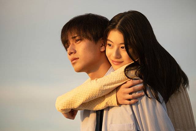 영화 ‘봄이 사라진 세계’는 시한부 소녀 하루나(데구치 나쓰키·오른쪽)와 소년 아키토(나가세 렌)의 사랑을 섬세하게 그린다. 넷플릭스 제공