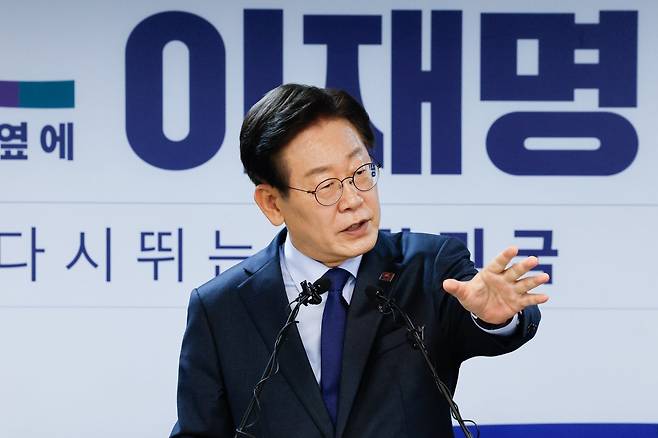 더불어민주당 이재명 당 대표 후보가 7월 10일 서울 여의도 당사에서 8·18 전당대회 당 대표 출마를 선언한 뒤 취재진 질문에 답하고 있다. 뉴스1