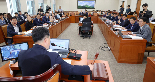 16일 오전 열린 국회 환경노동위원회 전체회의에서 더불어민주당 소속 안호영 위원장에게 김형동 국민의힘 간사와 임이자 의원 등이 의사진행과 관련해 항의하고 있다.연합뉴스