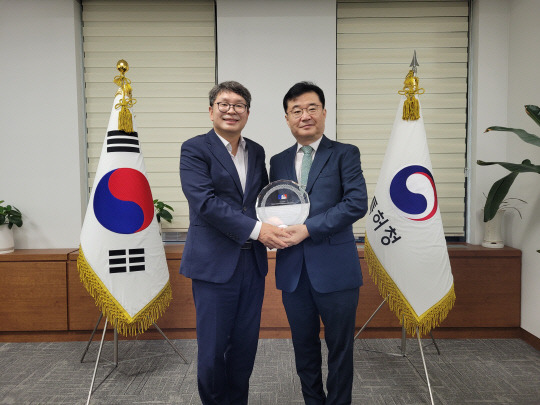 정인식(왼쪽) 특허청 산업재산보호협력국장이 16일 우종균 MLB 국내대리인으로부터 '지식재산보호활동 감사패'를 전달받고 기념촬영을 하고 있다. 특허청 제공