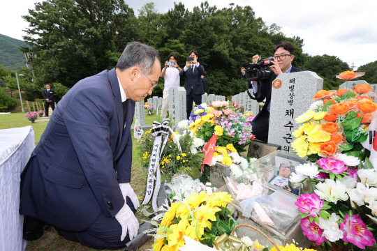 지난 7월15일 국민의힘 추경호 원내대표를 비롯한 지도부가 국립대전현충원을 방문, 천안함 46용사와 천안함 피격 실종자 수색 도중 순직한 한주호 준위의 묘소와 더불어 지난해 수해 실종자 수색 중 숨진 해병대원 채수근 상병의 묘소에 헌화·분향하며 추모했다.<국민의힘 제공>