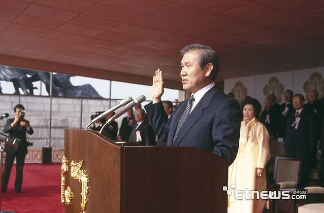 노태우 대통령이 1988년 2월 25일 제13대 대통령취임식에서 취임선서를 하고 있다. 국가기록원 제공