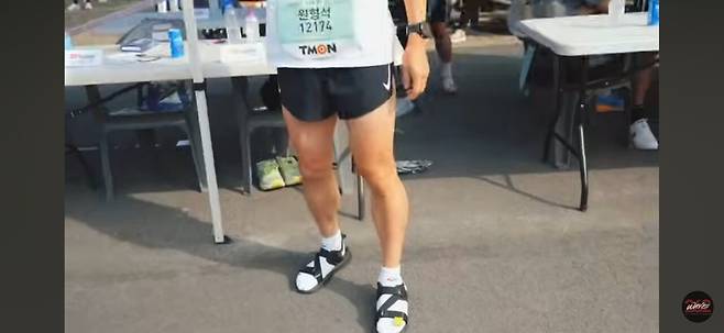 Screenshot_20240716_010305_YouTube.jpg 나이키 샌들 신고 10km 단축 마라톤 뛴 유튜버의 기록.jpg