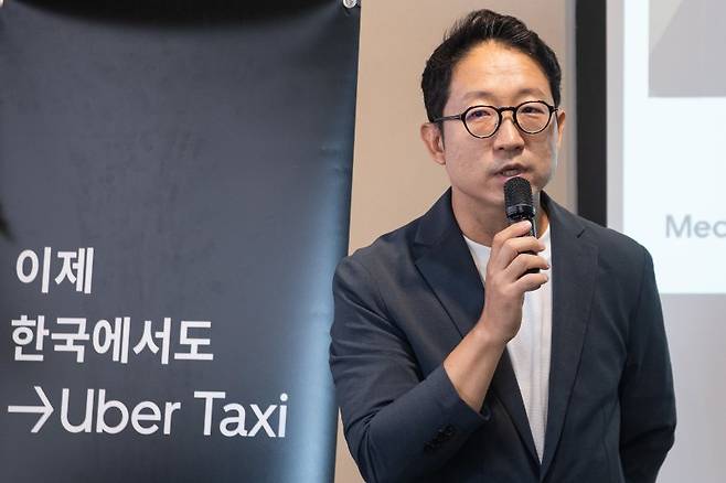 송진우 우버 택시 대표(CEO)가 16일 서울 종로구 한 대여공간에서 열린 기자간담회에서 우티에서 우버로 바꾼 성과 및 '우버 블랙' 서비스 재개 등 향후 계획에 대해 밝히고 있다.뉴스1