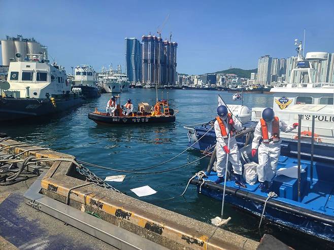 남해지방해양경찰청은 올해 상반기 부울경 해역에서 53건의 해양오염사고가 발생했다고 16일 밝혔다. 사진은 부산 북항 5부두 해성호 폐유 유출 사고 당시 사진. 남해지방해양경찰청 제공