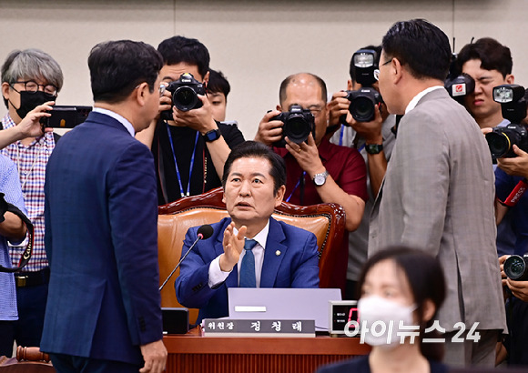 정청래 국회 법제사법위원장이 16일 오후 국회 법사위 전체회의에서 '윤석열 대통령 탄핵 국민청원' 청문회 증인 추가 출석 요구의 건에 대한 토론 방식을 두고 국민의힘 간사인 유상범 의원, 더불어민주당 간사인 김승원 의원과 대화하고 있다. [사진=곽영래 기자]