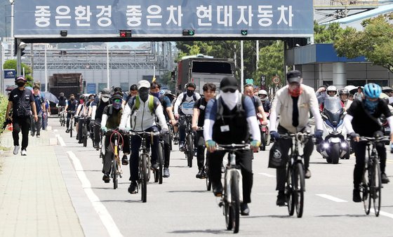 현대차 울산공장에서 퇴근하고 있는 근로자들. 뉴스1