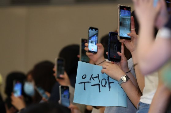 16일 오후 인천국제공항을 통해 홍콩에서 열린 아시아 팬 미팅 투어를 마치고 입국한 변우석을 보기 위해 팬들이 모여 있다. 뉴시스