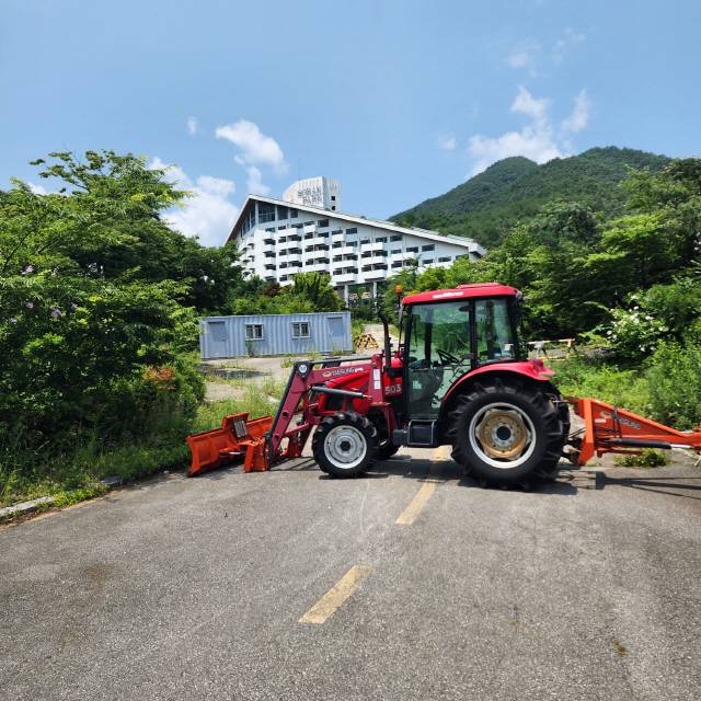 ▲ 2016년 9월 폐업된 설악파크호텔이 차량출입통제시설이 설치된 채 8년째 방치돼 있다.