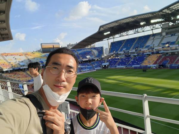 이상훈(왼쪽)씨가 2022년 7월 16일 수원월드컵경기장에서 열린 잉글랜드 프리미어리그 토트넘 홋스퍼 FC와 스페인 프리메라리가 세비야 FC 간의 친선 경기를 앞두고 아들 이도현군과 사진을 찍었다. 토트넘 홋스퍼는 이군이 가장 좋아하는 손흥민의 소속 팀이다. 이상훈씨 제공