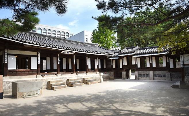 운현궁(2015년 촬영) 고종의 잠저인 종로 운현궁이다. 그 뒷편으로 현대건설 사옥이 보인다. 운현(구름재)은 운현궁과 현대건설 사옥 사이의 고갯길이다. [문화재청]