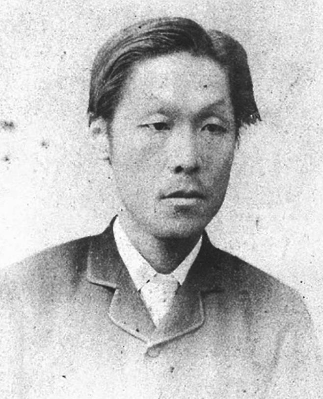 개화당 지도자 김옥균. 김옥균의 1889년~1890년 일본 망명 시기의 사진이다. 수척한 얼굴의 그는 무슨 생각에 잠겼을까.